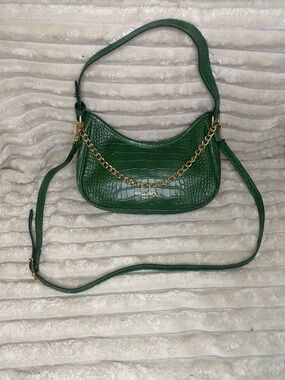 Anna Paola Green Croc-Embossed Shoulder Bag with Gold Chain